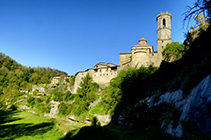 Una panorámica de Rupit vista desde el camino que baja al torrente y al salto de Sallent.