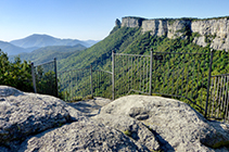 Las vistas desde el mirador del salto hacia la Agullola de Rupit son impresionantes.