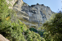 El salto del Ripol, sin agua, visto desde debajo del risco.