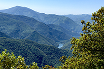 El pantano de Susqueda, a lo lejos.