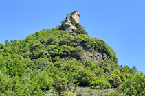 El castillo de la Envestida o de la Bastida, visto desde el camino que llanea sobre los riscos de Pujolràs.