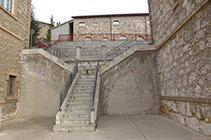 Escaleras que hay al lado del museo.