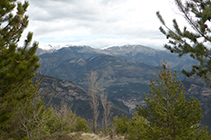 Vistas hacia el N con el pueblo de Guardiola de Berguedá al fondo del valle.