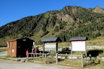 Caseta de información del Parque Nacional de Aigüestortes y Estany de Sant Maurici y algunos paneles explicativos.