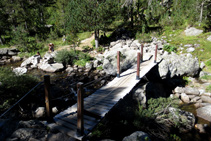 Cruzamos el río Aiguamòg por un puente de madera.