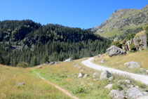 El sendero avanza muy cerca de la pista asfaltada.