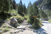 Desvío con el sendero que sube hasta el refugio de Colomèrs.