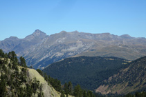 Cada vez estamos más elevados y tenemos mejores vistas de las montañas del Valle de Arán: el Maubèrme al fondo.