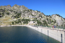 Presa y lago Major de Colomèrs. Al fondo, el refugio antiguo de Colomèrs.