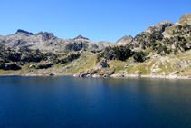 Panorámica del lago Major de Colomèrs con el refugio de Colomèrs en la otra orilla del lago.