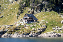 El refugio de Colomèrs se encuentra alzado por encima del lago, con unas vistas inmejorables del entorno.