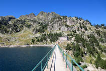 Cruzamos la presa, al fondo el refugio viejo de Colomèrs.