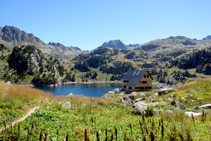 Llegando al refugio nuevo de Colomèrs, al fondo el pico de Ratera.