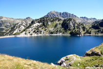 Vistas desde el refugio de Colomèrs. Al fondo, collado y pico de Sendrosa y, a la derecha, el puerto de Ratera.