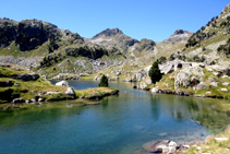 Lago Mòrt con el Tuc deth Pòrt, el puerto de Caldes y el Tuc deth Cap deth Pòrt al fondo.