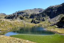 Bordeamos el lago Garguills de Jos.