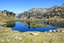 Lago de Cabidornats, con su isla característica en medio.