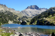 Lago Long con el hermoso pico de Ratera al fondo.