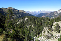 Hacemos un tramo bastante pedregoso y en fuerte bajada hasta el lago dera Lòssa.