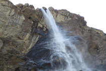 Parte alta de la cascada desde donde el agua baja con mucha fuerza.