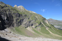 Desde el circo de Gavarnie, podemos intuir el camino de las Escalas de Sarradets que sube hasta el refugio de Sarradets.