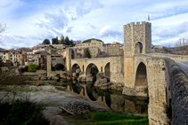 Besalú y el puente sobre el río Fluvià.