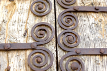 Detalle de la puerta de la iglesia de Sant Feliu.