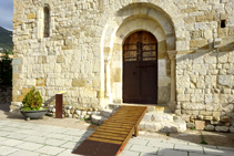 Puerta principal de la iglesia de Sant Feliu de Beuda.