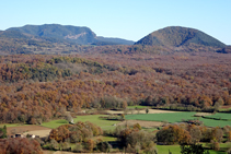 La Fageda d´en Jordà y el volcán del Croscat.