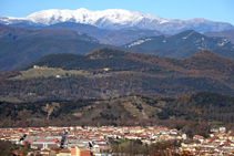 El macizo del Canigó sobre la ciudad de Olot.