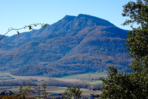 El Puigsacalm sobre la Vall d´en Bas.