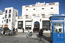 El edificio del Casino, frente a la playa Gran de Cadaqués.