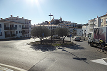 Rotonda en la entrada de Cadaqués.