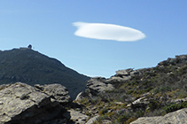 Cúpula de la base militar instalada desde hace años en la cima del Pení.