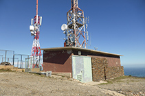 Antenas de telecomunicación instaladas en la cima de la Montaña Negra.