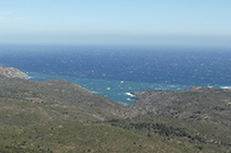 Vistas al N de la costa del Cabo de Creus y el mar Mediterráneo, con el entrante de Tavallera en primer plano.