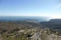 Vistas de la bahía de Cadaqués desde la Montaña Negra.