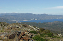 Vistas del Puerto de la Selva y del macizo de la Albera, aún blanco por las nevadas del invierno.