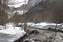 La nieve acumulada durante el invierno es muy abundante en esta zona del Pirineo.