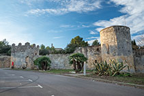 Punto de inicio de la ruta, aparcamiento del Conjunto Monumental de Olèrdola y sus murallas romanas.