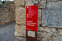 El acceso al Conjunto Monumental está cerrado y sólo se puede acceder a ellos haciendo la visita en los horarios establecidos por el centro.