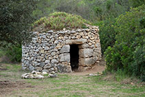 Barraca de piedra seca, justo al inicio del itinerario.