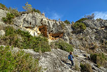 Subiendo hacia la cueva de Segarrulls.