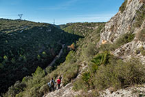 Después de visitar la cueva, deshacemos el camino hasta la pista del fondo del valle.