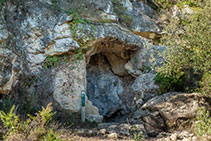 Cueva donde se sitúa la fuente de L´Ametlló, una surgencia natural de agua entre riscales.