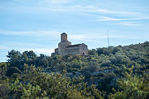 Visitas a la iglesia de Sant Miquel de Olèrdola, con su magnífico campanario.