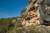 Cueva de Cal Ximet y todo el riscal.