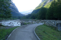 Puente sobre el río Arazas.