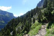 Tomamos el sendero de la Faja de Pelay. 