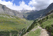 Las vistas del valle de Ordesa desde la Faja de Pelay son impresionantes.